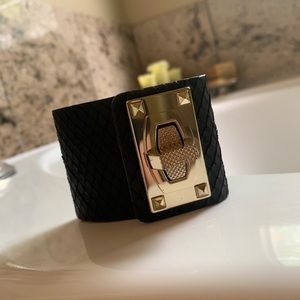 Chic Bold Gold Plated Leather Bracelet Wide pattern
Tanned Leather Cuff